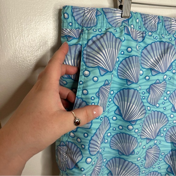 Vineyard Vines Men's Seashell Print Swim Trunks - Picture 2 of 7